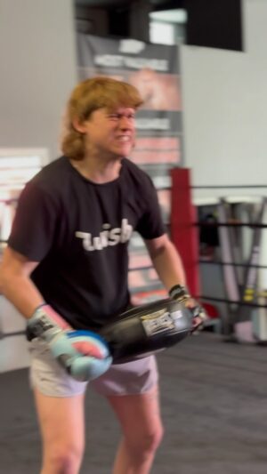 Ashton Sylve Instagram - How important is the jab?
- #H2O💧

#H2OsJabChallenge 

#Jab 💧#HardWorkMakesEasyWork 🩸