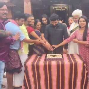 Ashvini Instagram - ಪ್ರತಿ ಹೆಜ್ಜೆಯು ಒಂದು ನೆನಪು , ಪ್ರತೀ ಸಂಚಿಕೆಯು ಹೊಸ ಹುರುಪು .. 
ಕನಸುಗಳಿಗೆ ಹತ್ತಿರವಾಗುತ್ತಿದೆ ನನ್ನ ಪಯಣ , ಅದನ್ನು ಸುಂದರಗೊಳಿಸಲು ಇವರ ಜೊತೆಯೇ ಕಾರಣ ❤️ 
#suryavamsha #gratitude #love #happiness #teamwork
@aniruddhajatkar 
@udayatv 
@sundarraj 
@sundarashree 
@anagha_sagar 
@lokeshbasavatti_gowdru 
@krishnarajshettyofficial 
@iamsunanda.kalburgi 
@nt_ramaswamy 
@suryavamsha_fan_page