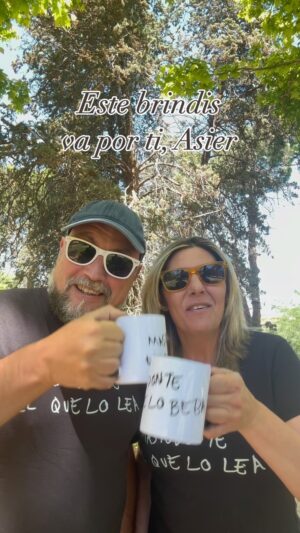 Asier Etxeandia Instagram - Este brindis va por ti, Asier. ¡Feliz vida!