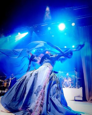Asier Etxeandia Instagram - Esta Sábado en el @teatrobarakaldo ,Por fin Arrancó el nuevo Viaje de @mastodonte_oficial_ 
"BELLEZA Y PERDÓN " es nuestra forma de enfrentarnos al mundo y de regalar lo que para nosotros es amor , lo que hacemos es nuestra salvación y nuestro orgullo , somos una familia afortunada de tenernos y poder compartir lo que tenemos y yo en concreto no puedo sentirme más orgulloso de tod@s por su esfuerzo y dedicación , el parto no fue fácil pero , promete ser un hijo que nos va a dar , auguro, muchas alegrias.
Gracias @enricobarbaro por la paciencia y la confianza , pero sobre todo por las canciones que creamos juntos .
A nuestra banda mastodóntica @pradabsolute  @domi_oliver @pinorovereto , cada día sonamos mejor .
A mis nuevas coristas , periformers ,artistas , poetas del cuerpo @iker.urgoiti  @yaiza.marcos  @juliarvbio 
A nuestro equipo técnico , ITU, Luis Anton , Marcos Liviano , Adolfo Sanchez , Quique, Vicente y Dani .
Nuestro nuevo diseñador de iluminación Javi Fernandez
Mi amiga y vestuarista @sarisan , contigo todo es mejor .
Mi amigo y ayudante de TODO , vestuario , atrezo , efectos especiales ,Produccion , regiduria y actor y mucho más @oslocuento .
A nuestra Escenografa y Salvadora @ikernegimenez
 A @sombrerosydecoalmudenaaguirre por improvisar un tocado espectacular en solo una noche .
A nuestro distribuidor , amigo y creador de nuestro cartel  @sergio_bethancourt .
A nuestros Managers @attractionev , Paco y Chris y Cancho @solidoshow .
Nuestras amigas de prensa Lorena y Carla de @la_trinchera 
A @estudio_juan_codina  por el apoyo siempre .
A tod@s las parejas y amig@s que soportan nuestro estrés y locura , espero sintáis orgullo y os dure la paciencia , yo tengo la suerte de tener cerca al mejor de los apoyos @joselhuertas 
Al estupendo y generoso equipo del @teatrobarakaldo gracias de corazón .
Estas maravillosas fotos son de mi amigo @asatrm_rober_rueda . Gracias cariño 
 Nos vemos el Domingo 21 de Abril en Donosti y mas , tenéis fechas en @mastodonte_oficial_ 

Gracias al público y a los fans de MASTODONTE .
"El amor es un teatro lleno"