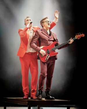 Asier Etxeandia Instagram - Esta Sábado en el @teatrobarakaldo ,Por fin Arrancó el nuevo Viaje de @mastodonte_oficial_ 
"BELLEZA Y PERDÓN " es nuestra forma de enfrentarnos al mundo y de regalar lo que para nosotros es amor , lo que hacemos es nuestra salvación y nuestro orgullo , somos una familia afortunada de tenernos y poder compartir lo que tenemos y yo en concreto no puedo sentirme más orgulloso de tod@s por su esfuerzo y dedicación , el parto no fue fácil pero , promete ser un hijo que nos va a dar , auguro, muchas alegrias.
Gracias @enricobarbaro por la paciencia y la confianza , pero sobre todo por las canciones que creamos juntos .
A nuestra banda mastodóntica @pradabsolute  @domi_oliver @pinorovereto , cada día sonamos mejor .
A mis nuevas coristas , periformers ,artistas , poetas del cuerpo @iker.urgoiti  @yaiza.marcos  @juliarvbio 
A nuestro equipo técnico , ITU, Luis Anton , Marcos Liviano , Adolfo Sanchez , Quique, Vicente y Dani .
Nuestro nuevo diseñador de iluminación Javi Fernandez
Mi amiga y vestuarista @sarisan , contigo todo es mejor .
Mi amigo y ayudante de TODO , vestuario , atrezo , efectos especiales ,Produccion , regiduria y actor y mucho más @oslocuento .
A nuestra Escenografa y Salvadora @ikernegimenez
 A @sombrerosydecoalmudenaaguirre por improvisar un tocado espectacular en solo una noche .
A nuestro distribuidor , amigo y creador de nuestro cartel  @sergio_bethancourt .
A nuestros Managers @attractionev , Paco y Chris y Cancho @solidoshow .
Nuestras amigas de prensa Lorena y Carla de @la_trinchera 
A @estudio_juan_codina  por el apoyo siempre .
A tod@s las parejas y amig@s que soportan nuestro estrés y locura , espero sintáis orgullo y os dure la paciencia , yo tengo la suerte de tener cerca al mejor de los apoyos @joselhuertas 
Al estupendo y generoso equipo del @teatrobarakaldo gracias de corazón .
Estas maravillosas fotos son de mi amigo @asatrm_rober_rueda . Gracias cariño 
 Nos vemos el Domingo 21 de Abril en Donosti y mas , tenéis fechas en @mastodonte_oficial_ 

Gracias al público y a los fans de MASTODONTE .
"El amor es un teatro lleno"