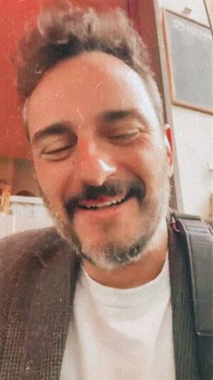 Asier Etxeandia Instagram - #BellezayPerdon
@mastodonte_oficial_ 
17 de mayo en @lariviera.madrid 

Gracias @lorena_trinchera & @carlamir de @la_trinchera 

Link de entradas en la bio 👆🏻