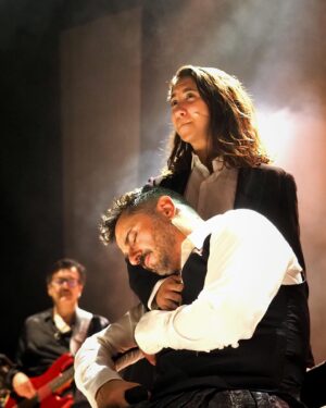 Asier Etxeandia Instagram - Esta Sábado en el @teatrobarakaldo ,Por fin Arrancó el nuevo Viaje de @mastodonte_oficial_ 
"BELLEZA Y PERDÓN " es nuestra forma de enfrentarnos al mundo y de regalar lo que para nosotros es amor , lo que hacemos es nuestra salvación y nuestro orgullo , somos una familia afortunada de tenernos y poder compartir lo que tenemos y yo en concreto no puedo sentirme más orgulloso de tod@s por su esfuerzo y dedicación , el parto no fue fácil pero , promete ser un hijo que nos va a dar , auguro, muchas alegrias.
Gracias @enricobarbaro por la paciencia y la confianza , pero sobre todo por las canciones que creamos juntos .
A nuestra banda mastodóntica @pradabsolute  @domi_oliver @pinorovereto , cada día sonamos mejor .
A mis nuevas coristas , periformers ,artistas , poetas del cuerpo @iker.urgoiti  @yaiza.marcos  @juliarvbio 
A nuestro equipo técnico , ITU, Luis Anton , Marcos Liviano , Adolfo Sanchez , Quique, Vicente y Dani .
Nuestro nuevo diseñador de iluminación Javi Fernandez
Mi amiga y vestuarista @sarisan , contigo todo es mejor .
Mi amigo y ayudante de TODO , vestuario , atrezo , efectos especiales ,Produccion , regiduria y actor y mucho más @oslocuento .
A nuestra Escenografa y Salvadora @ikernegimenez
 A @sombrerosydecoalmudenaaguirre por improvisar un tocado espectacular en solo una noche .
A nuestro distribuidor , amigo y creador de nuestro cartel  @sergio_bethancourt .
A nuestros Managers @attractionev , Paco y Chris y Cancho @solidoshow .
Nuestras amigas de prensa Lorena y Carla de @la_trinchera 
A @estudio_juan_codina  por el apoyo siempre .
A tod@s las parejas y amig@s que soportan nuestro estrés y locura , espero sintáis orgullo y os dure la paciencia , yo tengo la suerte de tener cerca al mejor de los apoyos @joselhuertas 
Al estupendo y generoso equipo del @teatrobarakaldo gracias de corazón .
Estas maravillosas fotos son de mi amigo @asatrm_rober_rueda . Gracias cariño 
 Nos vemos el Domingo 21 de Abril en Donosti y mas , tenéis fechas en @mastodonte_oficial_ 

Gracias al público y a los fans de MASTODONTE .
"El amor es un teatro lleno"