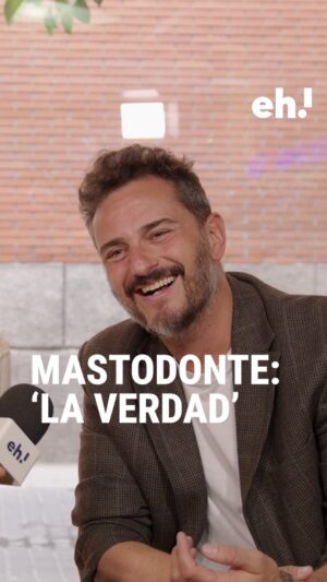 Asier Etxeandia Instagram - ¿Qué significa ser libre? ¿Soy libre del todo? De esto y mucho más hablamos con @asieretxeandia y @enricobarbaro, que vuelven con @mastodonte_oficial_. Mira su entrevista completa en nuestros stories y nuestro canal.