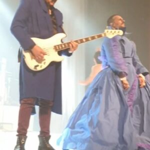 Asier Etxeandia Instagram - Y #Vitoria se dejó querer a ritmo de @mastodonte_oficial_  con gran ovación y público de lujo como el gran #josésacristán que lo disfrutó muchísimo junto a los asistentes! 
@asieretxeandia & @enricobarbaro
Este final icónico de #redención es muy 🔝🙌🏼