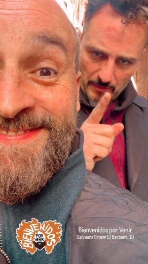 Asier Etxeandia Instagram - De paseito con @asieretxeandia haciendo unas promos de @bienvenidosporvenir & @fmmastodonte 🌞

@bienvenidosporvenir todos los domingos a partir de las 17:00 en @salvaorabrown C/barbieri, 10 con @agogocabarette