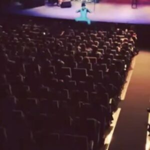 Asier Etxeandia Instagram - Feliz día mundial del Teatro 🎭 
#ElInterprete @asieretxeandia 
2013-2016 Factoría Madre Constriktor

#diamundialdelteatro #felizdiamundialdelteatro