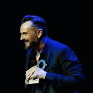 Asier Etxeandia Instagram - Gracias al @festivaldecinecaceres 
Premio mejor actor de cine por @teresapelicula 
Enamorado de Cáceres y su gente .
