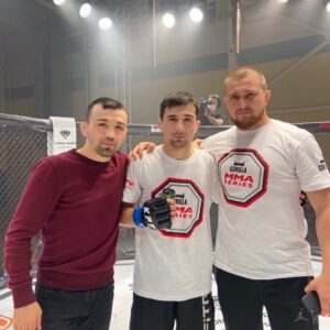 Askar Askarov Instagram - Маленькими шагами к большим успехам ! Двигаемся дальше 👊
Поздравляю Братишка @askarov_mma 
И тренера @abdula_abdulaevmma 
@fe__team 
@umakhanov_us 
@umakhanov_u_s 
@saygidpasha_leader 
@misirbegabdurakhmanov 
БараЛлагь всем поддержку ✊🏻
Спасибо организаторам @mma_series  @koval_team_official