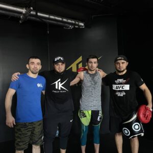 Askar Askarov Instagram - Пока находился в ОАЭ в ожидании визы братья не дали потерять форму , БаракаЛлах за уделённое время и предоставленные возможности проводить полноценные тренировки каждый день 💪🏼💪🏼☝🏻