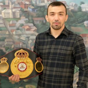 Askar Askarov Instagram - 🤔Как думаете, есть у меня шансы в боксе ? 🥊 #бокс #boxing