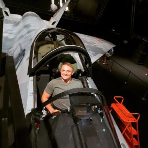 Askold Zapashnyy Instagram - 🇷🇺 Впервые удалось побывать на авиасалоне "МАКС 2021". Спасибо организаторам, пригласившим нас с братом и членов наших семей. Когда и где еще за один день можно увидеть столько военной и гражданской авиатехники, восхититься показательными выступлениями асов высшего пилотажа, посидеть в кабине боевого "МИГ-35" и почувствовать себя пилотом за штурвалом новейшего истребителя "Checkmate" (Шах и Мат)? Море впечатлений и гордость за нашу страну.
🇬🇧 For the first time we are managed to visit the "MAKS 2021" aviasalon. Thanks to the organizers who invited me and my brother together with our family members. When and where else in one day can you see so many military and civil aircraft, admire the demonstration performances of aerobatic aces, sit in the cockpit of a combat "MIG-35" and feel like a pilot at the helm of the newest fighter "Checkmate"? A lot of impressions and pride in our country.
#макс2021 #авиасалон #москва #россия #первымделомсамолёты #запашные #семейныйпоход #гордость #самивыстранабензоколонка #maks2021 #aviasalon #aircrafts #moscow #russia #zapashnybrothers #askold #edgard