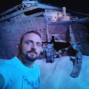 Askold Zapashnyy Instagram - 🇷🇺 По моему мнению, если музей/выставка вызывают у Вас желание после его/её посещения срочно пополнить недостающие знания о том, на что Вы только что смотрели, значит Вы замечательно провели своё время. Выходя с выставки поднятых со дна Атлантического океана артефактов с борта затонувшего "Титаника", мне захотелось срочно пересмотреть знаменитую экранизацию Джеймса Камерона, найти пару/тройку документальных фильмов о трагедии и почитать соответствующие материалы о деталях произошедшего с легендарным судном, его экипажем и пассажирами. Невероятно интересно было увидеть предметы и части корабля, инсталляции, позволяющие ощутить то, что чувствовали люди на борту, модель лежащего на дне металлического титана с детальным изображением пробоины, списки выживших и погибших а также хронологическую информацию о том, как протекали события за секунды до трагедии. Отличный повод разбудить своё любопытство и заполнить пробелы в знании деталей произошедшего исторического события.
🇬🇧 In my opinion, if a museum/exhibition makes you want to urgently replenish the missing knowledge about what you have just looked at after visiting it, then you have had a wonderful time. Leaving the exhibition of artifacts raised from the bottom of the Atlantic Ocean from the sunken "Titanic", I wanted to urgently review the famous movie adaptation of James Cameron, find a couple of documentaries about the tragedy and read relevant materials about the details of what happened to the legendary ship, its crew and passengers. It was incredibly interesting to see objects and parts of the ship, installations that allow you to feel what the people on board felt, a model of a metal titanium lying on the bottom with a detailed image of the hole, lists of survivors and the dead, as well as chronological information about how the events took place seconds before the tragedy. A great reason to awaken your curiosity and fill in the gaps in the knowledge of the details of the historical event that took place.
#сша #ласвегас #невада #выставка #титаник #запашные #usa #lasvegas #nevada #exhibition #titanic #zapashny