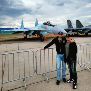 Askold Zapashnyy Instagram - 🇷🇺 Впервые удалось побывать на авиасалоне "МАКС 2021". Спасибо организаторам, пригласившим нас с братом и членов наших семей. Когда и где еще за один день можно увидеть столько военной и гражданской авиатехники, восхититься показательными выступлениями асов высшего пилотажа, посидеть в кабине боевого "МИГ-35" и почувствовать себя пилотом за штурвалом новейшего истребителя "Checkmate" (Шах и Мат)? Море впечатлений и гордость за нашу страну.
🇬🇧 For the first time we are managed to visit the "MAKS 2021" aviasalon. Thanks to the organizers who invited me and my brother together with our family members. When and where else in one day can you see so many military and civil aircraft, admire the demonstration performances of aerobatic aces, sit in the cockpit of a combat "MIG-35" and feel like a pilot at the helm of the newest fighter "Checkmate"? A lot of impressions and pride in our country.
#макс2021 #авиасалон #москва #россия #первымделомсамолёты #запашные #семейныйпоход #гордость #самивыстранабензоколонка #maks2021 #aviasalon #aircrafts #moscow #russia #zapashnybrothers #askold #edgard