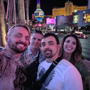Askold Zapashnyy Instagram - 🇷🇺 Немного ночного "города грехов" вам в ленту! 😎 Вчера вечером немного погуляли с друзьями по Вегасу. К слову, перестал понимать ситуацию с пандемией в мире? 🤷‍♂️ Официально здесь (в ЛВ) отменён масочный режим, можно носить только по личному желанию. Однако, для перелёта в Штаты требуется предъявить отрицательный результат анализов на коронавирус и при посадке в ЛА объявляют о каком-то непонятном карантине.  P.S. На всякий случай ходим в масках и снимаем их только для фото и видео.
🇬🇧 A little bit of the night "sin city" to you in the tape! 😎 Last night, we went for a little walk with friends in Vegas. By the way, i have stopped understanding the situation with the pandemic in the world? Officially, the mask mode has been canceled here (in LV), you can only wear it at your own request. However, for a flight to the United States, you need to show a negative result of tests for coronavirus and when landing in LA, they announce some kind of incomprehensible quarantine. P.S. Just in case, we wear masks and take them off only for photos and videos.
#сша #ласвегас #городгрехов #ночныепрогулки #аскольд #элен #запашные #usa #lasvegas #sincity #nightwalk #askold #ellen #zapashny