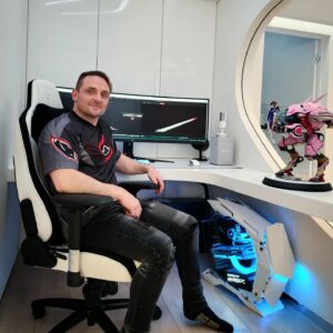 Askold Zapashnyy Instagram - 🇷🇺 В своих интервью я уже говорил о своей увлечённости компьютерными играми. Но я никогда не рассказывал, что, фактически, она началась с приобретения первого в моей жизни ПК. Ну а начиная с 1995 года Персональный Компьютер и вовсе стал неотъемлемой частью моей жизни. Если честно, я даже не понимаю, как некоторые люди (например мой брат) полностью по жизни обходятся без него, пользуясь исключительно мобильными гаджетами? Для меня это и библиотека, и кинотеатр, и студия видеомонтажа, и семейный архив, и центр домашних развлечений, и рабочая студия (в которой я провожу большую часть своих вечеров), да и вообще 100 в 1. А с тех пор, как я обнаружил, что в нашей стране функционирует компания по сборке ПК Топ класса @hyperpc , спецы из которой скрупулёзно собирают компьютеры под индивидуальный заказ и дизайн, мои домашние "машины" стали ещё и стильными украшениями для дома. Это не реклама, просто делюсь с вами своими позитивными эмоциями после установки нового CYBERга в своём домашнем кабинете.
🇬🇧 In my interviews, I have already talked about my passion for computer games. But I never told you that, in fact, it began with the purchase of the first PC in my life. Well, since 1995, the Personal Computer has become an integral part of my life. To be honest, I don't even understand how some people (for example, my brother) completely live without him, using only mobile gadgets? For me, this is a library, a cinema, a video editing studio, a family archive, a home entertainment center, and a working studio (in which I spend most of my evenings), and in general 100 in 1. And since I discovered that a top-class PC assembly company @hyperpc operates in our country, specialists in which scrupulously assemble computers for individual order and design, my home "machines" have also become stylish decorations for the house. This is not an advertisement, I'm just sharing with you my positive emotions after installing a new Cyber in my home office.
#пк #мойкомпьютер #домашниймонстр #гик #геймер #аскольд #запашный #pc #mycomputer #homemonster #askoldzapashny #hyperpc #topcomputers