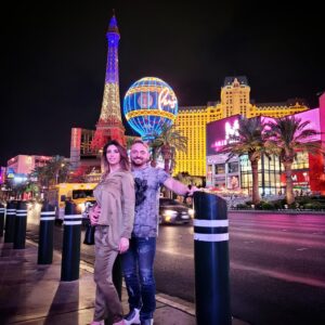 Askold Zapashnyy Instagram - 🇷🇺 Немного ночного "города грехов" вам в ленту! 😎 Вчера вечером немного погуляли с друзьями по Вегасу. К слову, перестал понимать ситуацию с пандемией в мире? 🤷‍♂️ Официально здесь (в ЛВ) отменён масочный режим, можно носить только по личному желанию. Однако, для перелёта в Штаты требуется предъявить отрицательный результат анализов на коронавирус и при посадке в ЛА объявляют о каком-то непонятном карантине.  P.S. На всякий случай ходим в масках и снимаем их только для фото и видео.
🇬🇧 A little bit of the night "sin city" to you in the tape! 😎 Last night, we went for a little walk with friends in Vegas. By the way, i have stopped understanding the situation with the pandemic in the world? Officially, the mask mode has been canceled here (in LV), you can only wear it at your own request. However, for a flight to the United States, you need to show a negative result of tests for coronavirus and when landing in LA, they announce some kind of incomprehensible quarantine. P.S. Just in case, we wear masks and take them off only for photos and videos.
#сша #ласвегас #городгрехов #ночныепрогулки #аскольд #элен #запашные #usa #lasvegas #sincity #nightwalk #askold #ellen #zapashny