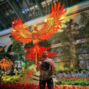 Askold Zapashnyy Instagram - 🇷🇺 Немного ночного "города грехов" вам в ленту! 😎 Вчера вечером немного погуляли с друзьями по Вегасу. К слову, перестал понимать ситуацию с пандемией в мире? 🤷‍♂️ Официально здесь (в ЛВ) отменён масочный режим, можно носить только по личному желанию. Однако, для перелёта в Штаты требуется предъявить отрицательный результат анализов на коронавирус и при посадке в ЛА объявляют о каком-то непонятном карантине.  P.S. На всякий случай ходим в масках и снимаем их только для фото и видео.
🇬🇧 A little bit of the night "sin city" to you in the tape! 😎 Last night, we went for a little walk with friends in Vegas. By the way, i have stopped understanding the situation with the pandemic in the world? Officially, the mask mode has been canceled here (in LV), you can only wear it at your own request. However, for a flight to the United States, you need to show a negative result of tests for coronavirus and when landing in LA, they announce some kind of incomprehensible quarantine. P.S. Just in case, we wear masks and take them off only for photos and videos.
#сша #ласвегас #городгрехов #ночныепрогулки #аскольд #элен #запашные #usa #lasvegas #sincity #nightwalk #askold #ellen #zapashny