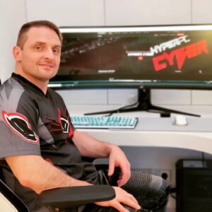 Askold Zapashnyy Instagram - 🇷🇺 В своих интервью я уже говорил о своей увлечённости компьютерными играми. Но я никогда не рассказывал, что, фактически, она началась с приобретения первого в моей жизни ПК. Ну а начиная с 1995 года Персональный Компьютер и вовсе стал неотъемлемой частью моей жизни. Если честно, я даже не понимаю, как некоторые люди (например мой брат) полностью по жизни обходятся без него, пользуясь исключительно мобильными гаджетами? Для меня это и библиотека, и кинотеатр, и студия видеомонтажа, и семейный архив, и центр домашних развлечений, и рабочая студия (в которой я провожу большую часть своих вечеров), да и вообще 100 в 1. А с тех пор, как я обнаружил, что в нашей стране функционирует компания по сборке ПК Топ класса @hyperpc , спецы из которой скрупулёзно собирают компьютеры под индивидуальный заказ и дизайн, мои домашние "машины" стали ещё и стильными украшениями для дома. Это не реклама, просто делюсь с вами своими позитивными эмоциями после установки нового CYBERга в своём домашнем кабинете.
🇬🇧 In my interviews, I have already talked about my passion for computer games. But I never told you that, in fact, it began with the purchase of the first PC in my life. Well, since 1995, the Personal Computer has become an integral part of my life. To be honest, I don't even understand how some people (for example, my brother) completely live without him, using only mobile gadgets? For me, this is a library, a cinema, a video editing studio, a family archive, a home entertainment center, and a working studio (in which I spend most of my evenings), and in general 100 in 1. And since I discovered that a top-class PC assembly company @hyperpc operates in our country, specialists in which scrupulously assemble computers for individual order and design, my home "machines" have also become stylish decorations for the house. This is not an advertisement, I'm just sharing with you my positive emotions after installing a new Cyber in my home office.
#пк #мойкомпьютер #домашниймонстр #гик #геймер #аскольд #запашный #pc #mycomputer #homemonster #askoldzapashny #hyperpc #topcomputers
