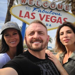 Askold Zapashnyy Instagram - 🇷🇺 Соблюдаем традицию каждый приезд в Лас-Вегас делать фотографию с, возможно, самым узнаваемым в мире знаком, установленным на въезде в город (хотя, в реальности он находится на 6,5 км. от черты города). Ну и, как обычно, не забываем: "Всё, что происходит в Вегасе, остаётся в Вегасе!" 🤫
🇬🇧 We observe the tradition of taking a photo every time we come to Las Vegas with perhaps the most recognizable sign in the world, installed at the entrance to the city (in reality, it is 6.5 km away from the city line). Well, as usual, do not forget: "What happens in Vegas, stays in Vegas!" 🤫
#сша #ласвегас #путешествие #городкоторыйхранитсекреты #запашные #элен #аскольд
#usa #lasvegas #travel #zapashny #askold #ellen #citythatkeepssecrets