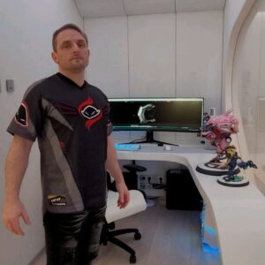 Askold Zapashnyy Instagram - 🇷🇺 В своих интервью я уже говорил о своей увлечённости компьютерными играми. Но я никогда не рассказывал, что, фактически, она началась с приобретения первого в моей жизни ПК. Ну а начиная с 1995 года Персональный Компьютер и вовсе стал неотъемлемой частью моей жизни. Если честно, я даже не понимаю, как некоторые люди (например мой брат) полностью по жизни обходятся без него, пользуясь исключительно мобильными гаджетами? Для меня это и библиотека, и кинотеатр, и студия видеомонтажа, и семейный архив, и центр домашних развлечений, и рабочая студия (в которой я провожу большую часть своих вечеров), да и вообще 100 в 1. А с тех пор, как я обнаружил, что в нашей стране функционирует компания по сборке ПК Топ класса @hyperpc , спецы из которой скрупулёзно собирают компьютеры под индивидуальный заказ и дизайн, мои домашние "машины" стали ещё и стильными украшениями для дома. Это не реклама, просто делюсь с вами своими позитивными эмоциями после установки нового CYBERга в своём домашнем кабинете.
🇬🇧 In my interviews, I have already talked about my passion for computer games. But I never told you that, in fact, it began with the purchase of the first PC in my life. Well, since 1995, the Personal Computer has become an integral part of my life. To be honest, I don't even understand how some people (for example, my brother) completely live without him, using only mobile gadgets? For me, this is a library, a cinema, a video editing studio, a family archive, a home entertainment center, and a working studio (in which I spend most of my evenings), and in general 100 in 1. And since I discovered that a top-class PC assembly company @hyperpc operates in our country, specialists in which scrupulously assemble computers for individual order and design, my home "machines" have also become stylish decorations for the house. This is not an advertisement, I'm just sharing with you my positive emotions after installing a new Cyber in my home office.
#пк #мойкомпьютер #домашниймонстр #гик #геймер #аскольд #запашный #pc #mycomputer #homemonster #askoldzapashny #hyperpc #topcomputers