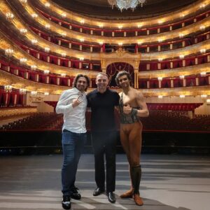 Askold Zapashnyy Instagram - 🇷🇺 Пост признания в любви к... балету. Сегодня, в очередной раз посетив Большой театр, решил поделиться с Вами любопытной информацией. Уверен, немногие знают, что в детстве мы с братом, по воле нашего папы, очень много времени отстояли за балетным станком, занимаясь так называемым "классом". В советском цирке это вообще считалось обязательным "фундаментом" для будущего профессионального артиста. Было трудно, больно, утомительно... В силу возраста я не понимал, зачем отец нанимает педагогов и мучает нас. Поэтому, конечно, в то время балет я, мягко говоря, недолюбливал. Но, с возрастом отношение начало меняться... Ну а когда я стал совсем взрослым, то в полной мере осознал величие этого искусства, разглядел, какой за всем этим стоит каторжный труд. Какой ценой, те, кто посвящал свои жизни служению балету, добивались признания русской "школы" во всём мире. В настоящее время в моей семье есть хорошая традиция частенько посещать театры чтобы своими глазами увидеть такие шедевры как "Иван Грозный", "Лебединое озеро", "Щелкунчик" и т.д. На этом уникальном фото я стою между двух невероятных Спартаков, роль которых в разное время исполняют @vasiliev.art и @igortsvirkofficial .
🇬🇧 A post of declaration of love for... ballet. Today, having once again visited the Bolshoi Theater, I decided to share some interesting information with you. I'm sure few people know that in a childhood, my brother and I, by the will of our dad, spent a lot of time at the ballet machine, doing the so-called "class". In the Soviet circus, this was generally considered a mandatory "foundation" for a future professional artist. It was difficult, painful, exhausting... Due to my age, I did not understand why my father hires teachers and torments us, so, of course, at that time I, to put it mildly, disliked ballet. But, with age, the attitude began to change... Well, when I became quite an adult, I fully realized the greatness of this art, I saw what hard work was behind all this. At what cost, those who devoted their lives to the service of ballet, sought recognition of the Russian "school" all over the world. On this unique photo, I stand between two Spartacus @vasiliev.art & @igortsvirkofficial