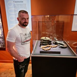Askold Zapashnyy Instagram - 🇷🇺 По моему мнению, если музей/выставка вызывают у Вас желание после его/её посещения срочно пополнить недостающие знания о том, на что Вы только что смотрели, значит Вы замечательно провели своё время. Выходя с выставки поднятых со дна Атлантического океана артефактов с борта затонувшего "Титаника", мне захотелось срочно пересмотреть знаменитую экранизацию Джеймса Камерона, найти пару/тройку документальных фильмов о трагедии и почитать соответствующие материалы о деталях произошедшего с легендарным судном, его экипажем и пассажирами. Невероятно интересно было увидеть предметы и части корабля, инсталляции, позволяющие ощутить то, что чувствовали люди на борту, модель лежащего на дне металлического титана с детальным изображением пробоины, списки выживших и погибших а также хронологическую информацию о том, как протекали события за секунды до трагедии. Отличный повод разбудить своё любопытство и заполнить пробелы в знании деталей произошедшего исторического события.
🇬🇧 In my opinion, if a museum/exhibition makes you want to urgently replenish the missing knowledge about what you have just looked at after visiting it, then you have had a wonderful time. Leaving the exhibition of artifacts raised from the bottom of the Atlantic Ocean from the sunken "Titanic", I wanted to urgently review the famous movie adaptation of James Cameron, find a couple of documentaries about the tragedy and read relevant materials about the details of what happened to the legendary ship, its crew and passengers. It was incredibly interesting to see objects and parts of the ship, installations that allow you to feel what the people on board felt, a model of a metal titanium lying on the bottom with a detailed image of the hole, lists of survivors and the dead, as well as chronological information about how the events took place seconds before the tragedy. A great reason to awaken your curiosity and fill in the gaps in the knowledge of the details of the historical event that took place.
#сша #ласвегас #невада #выставка #титаник #запашные #usa #lasvegas #nevada #exhibition #titanic #zapashny