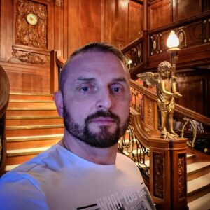Askold Zapashnyy Instagram - 🇷🇺 По моему мнению, если музей/выставка вызывают у Вас желание после его/её посещения срочно пополнить недостающие знания о том, на что Вы только что смотрели, значит Вы замечательно провели своё время. Выходя с выставки поднятых со дна Атлантического океана артефактов с борта затонувшего "Титаника", мне захотелось срочно пересмотреть знаменитую экранизацию Джеймса Камерона, найти пару/тройку документальных фильмов о трагедии и почитать соответствующие материалы о деталях произошедшего с легендарным судном, его экипажем и пассажирами. Невероятно интересно было увидеть предметы и части корабля, инсталляции, позволяющие ощутить то, что чувствовали люди на борту, модель лежащего на дне металлического титана с детальным изображением пробоины, списки выживших и погибших а также хронологическую информацию о том, как протекали события за секунды до трагедии. Отличный повод разбудить своё любопытство и заполнить пробелы в знании деталей произошедшего исторического события.
🇬🇧 In my opinion, if a museum/exhibition makes you want to urgently replenish the missing knowledge about what you have just looked at after visiting it, then you have had a wonderful time. Leaving the exhibition of artifacts raised from the bottom of the Atlantic Ocean from the sunken "Titanic", I wanted to urgently review the famous movie adaptation of James Cameron, find a couple of documentaries about the tragedy and read relevant materials about the details of what happened to the legendary ship, its crew and passengers. It was incredibly interesting to see objects and parts of the ship, installations that allow you to feel what the people on board felt, a model of a metal titanium lying on the bottom with a detailed image of the hole, lists of survivors and the dead, as well as chronological information about how the events took place seconds before the tragedy. A great reason to awaken your curiosity and fill in the gaps in the knowledge of the details of the historical event that took place.
#сша #ласвегас #невада #выставка #титаник #запашные #usa #lasvegas #nevada #exhibition #titanic #zapashny