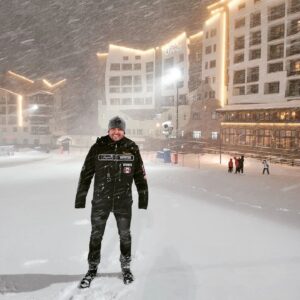 Askold Zapashnyy Instagram - 🇷🇺 Давно мечтал провести отпуск с семьёй и друзьями на горнолыжном курорте. Выбрали отдых на "Роза Хутор" в Сочи. Пока всё очень нравится!
🇬🇧 I have long dreamed of spending a vacation with family and friends at a ski resort. We chose a vacation at "Rosa Khutor" in Sochi. I really like everything so far!
#отпуск #сочи #горнолыжный курорт #сноубординг #запашные #семья #аскольд #vacation #ski #resort #snowboarding #zapashny #family #askold