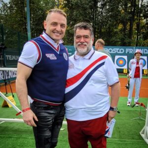 Askold Zapashnyy Instagram - 🇷🇺 Ежегодно по приглашению Михаила Куснировича и компании @bosco_ru с удовольствием принимаю участие в благотворительном мероприятии "Bosco tennis club", которое в этом году организованно совместно с фондом @friendsfund . Вместе с @tatiana_navka позанимался утренней гимнастикой, в компании с @alenasviridova и членами Олимпийской сборной по стрельбе из лука пострелял по мишеням, получив заряд отличного настроения на весь день. По уверению устроителей состязаний, не первый год показываю очень хороший результат в стрельбе из лука и каждый раз прохожу во второй этап соревнований. Но, к своему большому сожалению каждый раз вынужден убегать на работу, т.к. в выходные дни у нас всегда проходят шоу. Было бы интересно попробовать свои силы до самого конца соревнования, но, увы и ах...
🇬🇧 Every year, by the invitation of Mikhail Kusnirovich and @bosco_ru , I am happy to take part in the charity event "Bosco tennis club", which this year is organized jointly with the @friendsfund foundation. Together with @tatiana_navka, I worked out morning gymnastics, in the company of @alenasviridova and members of the Olympic Archery team, I shot at targets, getting a charge of excellent mood for the whole day. According to the organizers of the competitions, it is not the first year that I have shown a very good result in archery and every time I pass to the second stage of the competition. But, to my great regret, I have to run away to work every time, because we always have shows on weekends. It would be interesting to try my hand until the very end of the competition, but, alas and ah...
#боско #теннисныйклуб #благотворительность #мероприятие #спорт #стрельбаизлука #аскольдзапашный #аскольд #запашный #михаилкуснирович #фонддрузья #bosco #boscotennisclub #charity #sport #archery #askoldzapashny #zapashny #askold