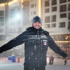 Askold Zapashnyy Instagram - 🇷🇺 Давно мечтал провести отпуск с семьёй и друзьями на горнолыжном курорте. Выбрали отдых на "Роза Хутор" в Сочи. Пока всё очень нравится!
🇬🇧 I have long dreamed of spending a vacation with family and friends at a ski resort. We chose a vacation at "Rosa Khutor" in Sochi. I really like everything so far!
#отпуск #сочи #горнолыжный курорт #сноубординг #запашные #семья #аскольд #vacation #ski #resort #snowboarding #zapashny #family #askold