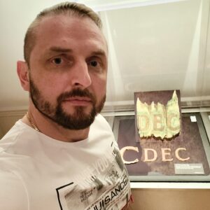 Askold Zapashnyy Instagram - 🇷🇺 По моему мнению, если музей/выставка вызывают у Вас желание после его/её посещения срочно пополнить недостающие знания о том, на что Вы только что смотрели, значит Вы замечательно провели своё время. Выходя с выставки поднятых со дна Атлантического океана артефактов с борта затонувшего "Титаника", мне захотелось срочно пересмотреть знаменитую экранизацию Джеймса Камерона, найти пару/тройку документальных фильмов о трагедии и почитать соответствующие материалы о деталях произошедшего с легендарным судном, его экипажем и пассажирами. Невероятно интересно было увидеть предметы и части корабля, инсталляции, позволяющие ощутить то, что чувствовали люди на борту, модель лежащего на дне металлического титана с детальным изображением пробоины, списки выживших и погибших а также хронологическую информацию о том, как протекали события за секунды до трагедии. Отличный повод разбудить своё любопытство и заполнить пробелы в знании деталей произошедшего исторического события.
🇬🇧 In my opinion, if a museum/exhibition makes you want to urgently replenish the missing knowledge about what you have just looked at after visiting it, then you have had a wonderful time. Leaving the exhibition of artifacts raised from the bottom of the Atlantic Ocean from the sunken "Titanic", I wanted to urgently review the famous movie adaptation of James Cameron, find a couple of documentaries about the tragedy and read relevant materials about the details of what happened to the legendary ship, its crew and passengers. It was incredibly interesting to see objects and parts of the ship, installations that allow you to feel what the people on board felt, a model of a metal titanium lying on the bottom with a detailed image of the hole, lists of survivors and the dead, as well as chronological information about how the events took place seconds before the tragedy. A great reason to awaken your curiosity and fill in the gaps in the knowledge of the details of the historical event that took place.
#сша #ласвегас #невада #выставка #титаник #запашные #usa #lasvegas #nevada #exhibition #titanic #zapashny