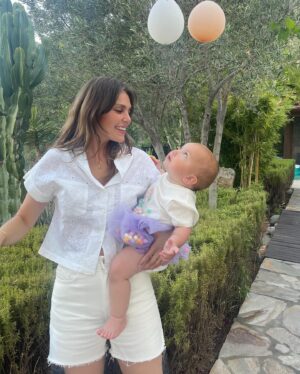 Aslı Enver Instagram - Bu şarkı benden sana canım kızım 🤍 iyi ki geldin. Hep dediler ki zaman çok hızlı geçecek tadını çıkar, haklılarmış. Hayatımın en hızlı, yavaş, heyecanlı, yorucu, endişeli ama en mutlu 1 senesi… Elay 1 yaşında.Bile🌸