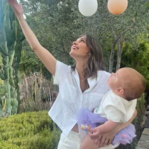 Aslı Enver Instagram - Bu şarkı benden sana canım kızım 🤍 iyi ki geldin. Hep dediler ki zaman çok hızlı geçecek tadını çıkar, haklılarmış. Hayatımın en hızlı, yavaş, heyecanlı, yorucu, endişeli ama en mutlu 1 senesi… Elay 1 yaşında.Bile🌸