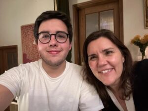 Assunção Cristas Instagram - É bom terminar a noite numa boa conversa à volta da mesa na companhia do Vicente e dos seus amigos que vão votar pela primeira vez! Que seja um voto na mudança segura, um voto AD, um voto na Aliança Democrática!
