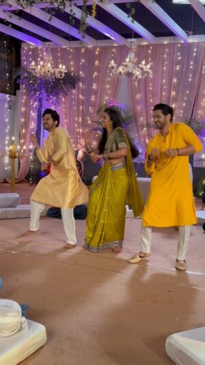 Astha Agarwal Instagram - Ding dong song rehsls with GHKKPM  family #choreography #comingsoon #ghkkpm #ghkkpm❤❤ #familysong #starplus