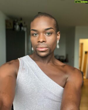 Asttina Mandella Instagram - goodbye hair and hello head. and hi makeup stain