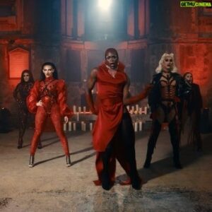 Asttina Mandella Instagram - GOOD ONES Performance is officially out now!! 
Head over to @charli_xcx YouTube Channel to watch our full performance video ❤️❤️ So proud and love these girls 
@awhora @thecherryvalentine @elektrafence @krystalversace 
Shout Out to my Drag Sister @margomarshall_ for the dragtastic Choreography and to @warnermusic 
#GOODONES #charlixcx #halloween