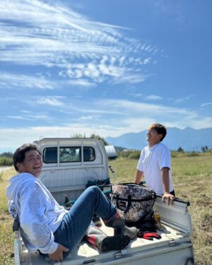 Asuka Kudo Instagram - 畑仕事の休み時間、とりあえず八ヶ岳持ち上げときました🫡
予想以上に重かったね🤔、、、笑
親父と畑の会話ばかりの日々です😂🧄

#農業#八ヶ岳#農作業
#畑のある生活#ニンニク準備
#工藤公康
#軽トラ最高