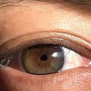 Asuka Kudo Instagram - いきなり目の写真でビックリしたと思いますが、俺の目です🙄笑笑

昔からカラコンしてんの？ってよく言われますが、してません😑元々こんな目です👁
サングラス🕶を春も、夏も、秋も、冬もしてくださいと先生に言われるくらい眩しいんです、、、
撮影で目開くの大変な時ある🤣

あ、この写真撮ったの#前田公輝

#色素薄い
#まぶしい