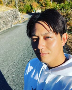 Asuka Kudo Instagram - 僕のインスタをいつも見てくださっている皆様、応援してくださっているファンの方々。
フォロワー2万人ありがとうございます🙇
いつの間にか2万人になっていて投稿が遅くなりました😅
皆さんのコメント、メッセージ読ませて頂いてます☺️
返信できない事がありますが、いつもそのメッセージが力になってます🥺

これからも、僕なりの投稿をしていきます🤣
野菜ばっかりなので、2万人という事もあり、たまには撮影終わりの僕の写真を載っけてみました🙄笑
たまにはね笑
写真は共演者の方に撮ってもらいました😏

次、3万人になる事があれば少し特別感のあるものを載っけようかな🤔？　

皆さん、いつもありがとうございます🙇‍♂️

#感謝
#ありがとう