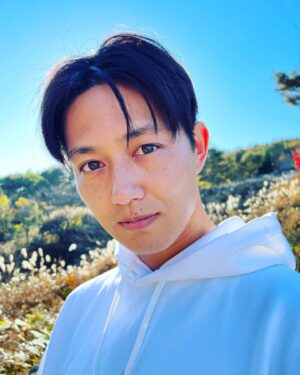 Asuka Kudo Instagram - 僕のインスタをいつも見てくださっている皆様、応援してくださっているファンの方々。
フォロワー2万人ありがとうございます🙇
いつの間にか2万人になっていて投稿が遅くなりました😅
皆さんのコメント、メッセージ読ませて頂いてます☺️
返信できない事がありますが、いつもそのメッセージが力になってます🥺

これからも、僕なりの投稿をしていきます🤣
野菜ばっかりなので、2万人という事もあり、たまには撮影終わりの僕の写真を載っけてみました🙄笑
たまにはね笑
写真は共演者の方に撮ってもらいました😏

次、3万人になる事があれば少し特別感のあるものを載っけようかな🤔？　

皆さん、いつもありがとうございます🙇‍♂️

#感謝
#ありがとう