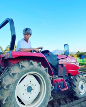 Asuka Kudo Instagram - 最近は、ニンニクの植え付けを10,000株🧄
さやあかね（ジャガイモ）の出荷🥔
ビーツ2種類、長ネギ、大根4種類、白菜2種類。
そしてこれから、サツマイモ2種類、里芋、生姜の収穫が控えてます🙇
新しい農業の番組も先週から始まり、自然の魅力、人との繋がり、感謝の気持ちでいっぱいです。
ドラマの撮影もしながら、作業するのは大変な時もありますが、周りの人の協力や理解してくれる環境にも感謝です。

僕が作った野菜をなるべく多くの方の元へ届けられるよう頑張ります☺️

#農業#長ネギ#ビーツ#白菜
#さやあかね#大根#サツマイモ
#ニンニク#里芋#生姜
#自然の魅力