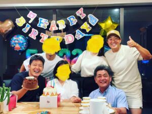 Asuka Kudo Instagram - 8月1日は32歳の誕生日でした🙇
お祝いは誕生日前日に😂
誕生日迎えるたびに親と兄弟、そしておばあちゃん、関わってくださる皆さんに感謝です。
ファンの皆様にも感謝です。
これからも役者も農業も両方チャレンジしていきます。
お祝いメッセージくださって方々ありがとうございます🙇

#誕生日#家族最高
#感謝#ありがとう