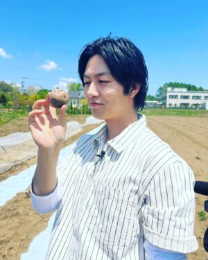 Asuka Kudo Instagram - ストーリーでも載せましたが、今年のジャガイモの定植🥔
今年は、「さやあかね」と「インカのめざめ」を植えました☺️
「さやあかね」は北海道で主に作られてるジャガイモで、本州で本格的に生産するのは、、、初めて？なのかな？他の農家さんでも作ってたりするらしいんですが、本格的にやるのは初めてらしいです。
もし、違ってたらすみません。
むしろ教えてください😅

3枚目の写真は、有吉ゼミのディレクターをしている方の家族が遊びに来てくれました☺️
なので、ジャガイモの植え付けを体験してもらいました！
僕がずっとやりたかった事の一つです🙇
農業の魅力を次の世代の人達に伝えていける手伝いをさせて頂けたらという思いがあって！
4枚目の写真は、マルチに穴を開ける道具です😂

#さやあかね#インカのめざめ
#農業#農業体験#ジャガイモ　
#北杜市