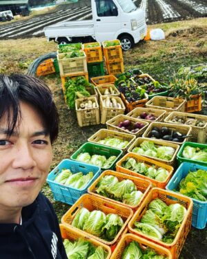 Asuka Kudo Instagram - たーーーーくさん収穫できました☺️
野菜達が頑張ってくれたおかげで想像より多く取れて最高でした🤤

自然の力って改めて凄いです🙇‍♂️

#野菜
#ミニ白菜　#大根
#スイスチャード　＃春菊
#長ネギ　などなど笑笑