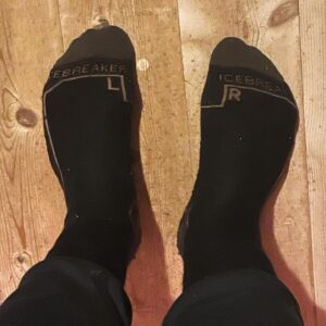 Atle Antonsen Instagram - Jeg hadde EN ambisjon i dette livet, og det var å gjennomføre det hele uten høyre og venstresokk. I jula 2023 røyk det. Og, de virker. Et stort nederlag er det, men jeg skal jobbe, og jobbe HARDT for å leve med det. Les; ignorere det. Gruer meg også til første vask med dertil parring. Ja, jeg er et offer.