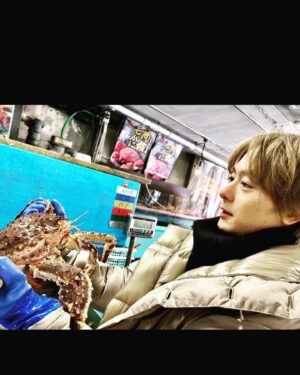 Atsuhiro Inukai Instagram - How are you?

CLASSY other
旅サラダin札幌

ありがとうケニー🦀
#犬飼貴丈#classy#旅サラダ#蟹#札幌#雪#俺#寒#苦手