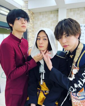 Atsuhiro Inukai Instagram - 22時30分から新・信長公記8話放送です！
#新信長公記#犬飼貴丈#内藤秀一郎#萩原利久#この写真撮った覚えない#左手はそえるだけ