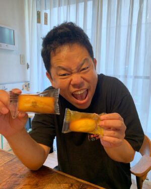 Atsuhiro Tsuda Instagram - アンリ・シャルパンティエのフィナンシェもらった、めちゃくちゃ大好き！俺こう見えてフィナンシェ大好き！アンリのフィナンシェめちゃうま！ゴイゴイスー！2枚目は朝撮った写真1枚目夜顔のむくみを比べてください
#アンリシャルパンティエ 
#ごいごいすー 
#すーすすー 
#フィナンシェ